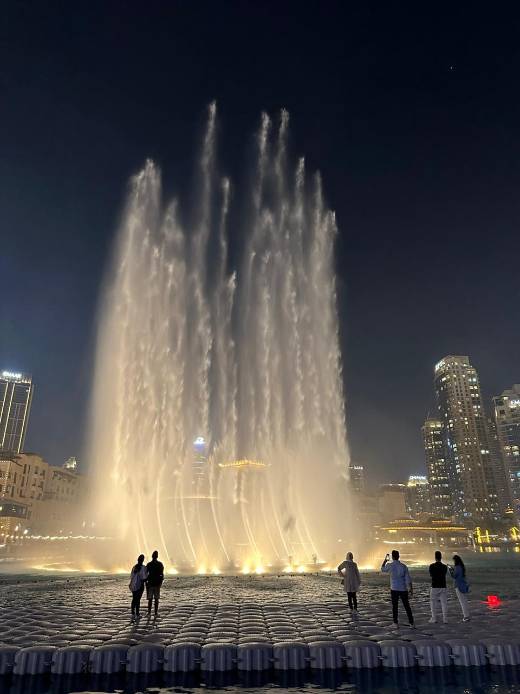 Pokaz Fontanny Dubajskiej nocą