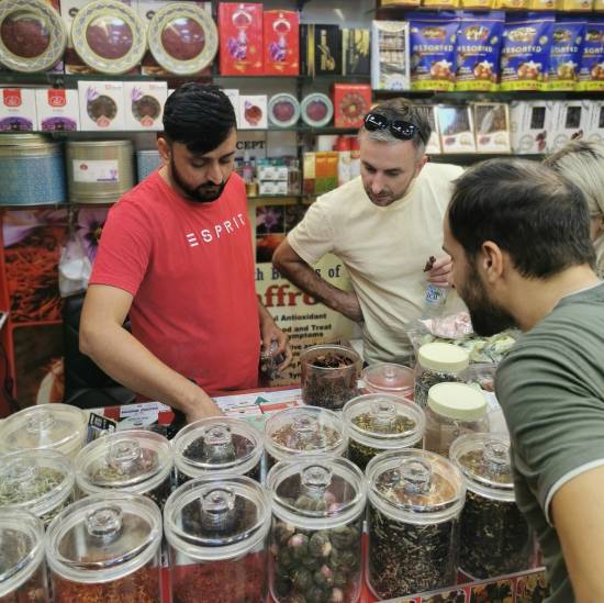 Klienci Dubaimazing na zakupach na lokalnym targu