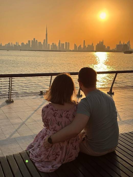 Para klientów Dubaimazing o zachodzie słońca z panoramą Dubaju