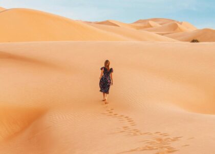 Mulher a caminhar no deserto